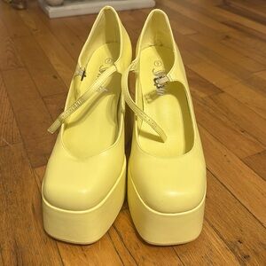 She In, Light Yellow, Pumps, 5in Platform, Size 9 but fits like 8 1/2